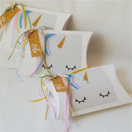 Cajita blanca rectangular Unicornio con tarjeta y cintas. Pers
